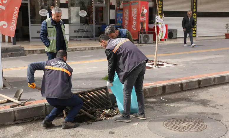 Diyarbakır’da yağmur öncesi alarm: Mazgallardan 270 ton atık çıkarıldı