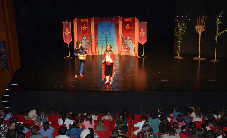 Diyarbakır’da çocuklara tiyatro sürprizi: 350 minik sahnenin parçası oldu